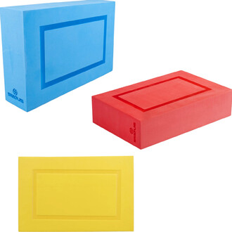 Trois boîtes cigare en mousse Status — bleu, rouge et jaune — avec un cadre rectangulaire sur le couvercle.