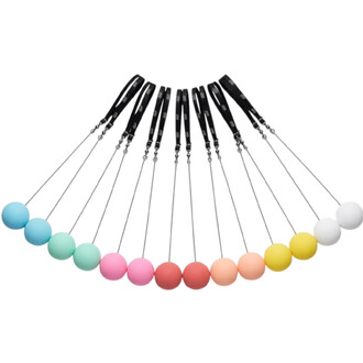 Ensemble de bolas de jonglage pastel sur cordons noirs avec attaches métalliques, disposées en éventail.