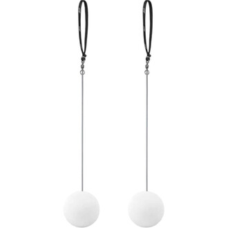 Paire de bolas de jonglerie blanches, chaque balle reliée à une corde métallique fine et à une lanière noire en haut.