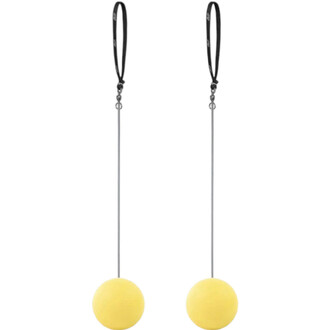 Deux bolas jaunes de jonglage, chacune avec une corde grise et une lanière noire en haut, vues côte à côte.