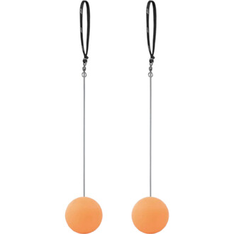 Paire de bolas de jonglage orange suspendues par des cordons noirs avec attaches métalliques en haut.