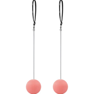 Paire de bolas de jonglage roses pastel suspendues sur des cordons noirs.