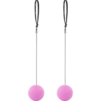Deux bolas de jonglage roses suspendues sur des cordons gris avec boucle noire en haut.