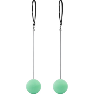 Deux bolas de jonglage vert menthe suspendues par une corde grise et une lanière noire, sur fond blanc.