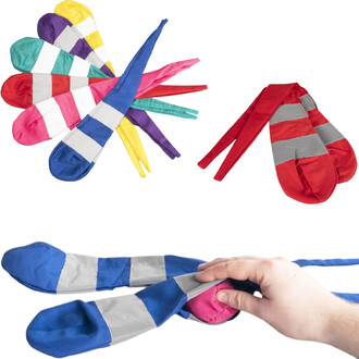 Bolas-chaussettes Techno Status : accessoire de jonglage composé de chaussettes remplies colorées avec bandes argentées réfléchissantes; ensemble multi-couleurs et modèle bleu à rayures gris, démonstration en main.