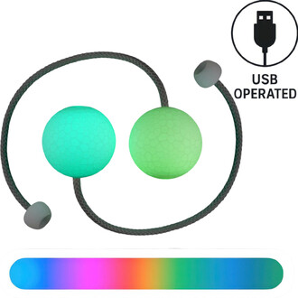 Bolas de jonglerie Coral Flowtoys avec deux boules lumineuses de couleur verte et bleue, reliées par une corde. Les boules sont dotées d'un motif hexagonal et fonctionnent à l'USB. En bas, un dégradé de couleurs arc-en-ciel.