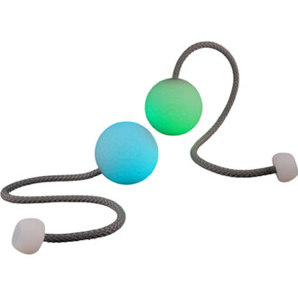 Bolas Coral Flowtoys avec deux balles en silicone, l'une bleu clair et l'autre vert, reliées par une corde tissée grise.