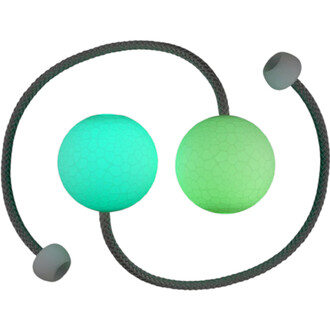Bolas Coral Flowtoys avec deux balles lumineuses, une turquoise et une verte, reliées par une corde grise. Les balles ont une texture alvéolée et sont conçues pour la jonglerie.