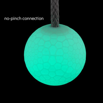 Bolas Coral Flowtoys avec une sphère lumineuse de couleur verte, dotée d'une texture hexagonale, suspendue par une corde tressée, sur fond noir. Le texte no-pinch connection est visible à côté de l'objet.