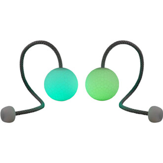 Bolas Coral Flowtoys avec deux balles sphériques à texture alvéolée, illuminées en dégradé de vert, reliées par une corde tressée. Les embouts sont en silicone gris.