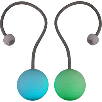 Bolas de jonglage Coral Flowtoys avec deux boules de couleur bleu et vert, reliées par des cordes tressées. Les boules présentent une texture hexagonale et sont fixées à des extrémités en silicone.