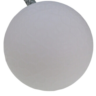 Bolas Coral Flowtoys avec une balle blanche dotée d'une texture hexagonale, suspendue par une corde.