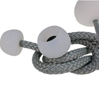 Bolas Coral Flowtoys avec deux extrémités en matériau blanc opaque, connectées par une corde tressée grise. Les boules présentent un design lisse et arrondi, tandis que la corde montre une texture entrelacée.