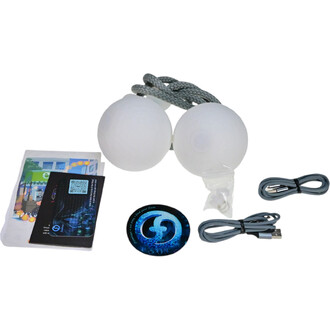 Bolas Coral Flowtoys, comprenant deux boules blanches, un cordon, un manuel d'instructions, un autocollant et deux câbles de chargement. Les boules présentent une texture en relief pour une meilleure prise en main.