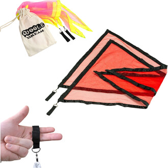 Bolas drapeau rouge et rose à bordure noire, voile triangulaire pliée, livré avec sac coton Juggle Dream et dragonne avec anneau et rubans fluorescents.