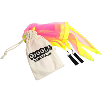 Ensemble de bolas drapeau avec rubans translucides roses et jaunes, sac en coton beige imprimé Juggle Dream et deux poignées noires avec attaches métalliques.