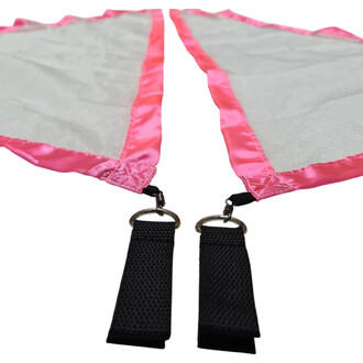 Deux panneaux de drapeau pour bolas en tissu gris clair à bordure rose satin, chacun équipé d’un anneau métallique et de glands noirs à l’extrémité.