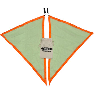 Bolas drapeau: grande voile vert clair à bordure orange, deux poignées noires en haut et sac de rangement beige affichant « Juggle Dream ».