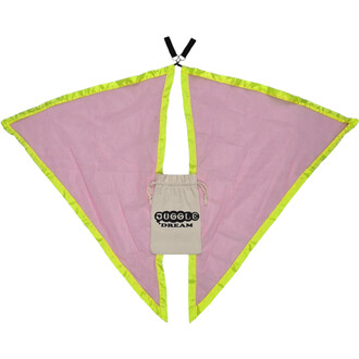 Bolas drapeau: deux ailes triangulaires roses à bordure jaune fluo reliées en haut par un cordon noir, avec un petit sac beige imprimé JUGGLE DREAM suspendu au centre.