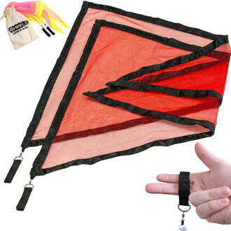 Ensemble de bolas drapeau avec voile rouge translucide à bord noir, sangles et mousquetons; sac de rangement Juggle Dream et petits drapeaux multicolores en arrière-plan.