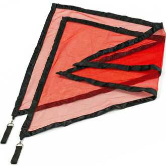 Bolas drapeau rouges translucides avec bordures noires, pliées en couches, équipées de sangles et d’anneaux métalliques aux extrémités.