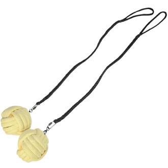Bolas de jonglerie avec deux boules jaunes enroulées de cordage, reliées par des cordons noirs. Les cordons ont des boucles à leurs extrémités.