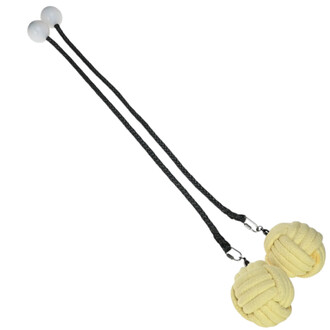 Bolas Feu Monkey Fist Technora avec deux sphères en tissu jaune noué, suspendues à des cordes noires, et possédant des poignées blanches.
