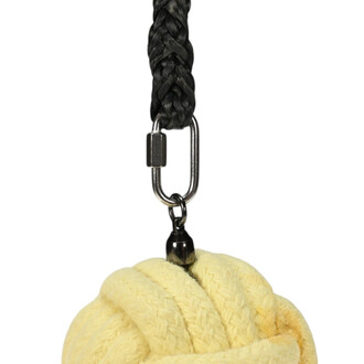 Attache de bolas de feu avec une balle en tissu jaune torsadé et un cordon tressé noir. Le haut de la balle est équipé d'un mousqueton métallique.