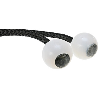Bolas Feu Monkey Fist Technora, avec deux perles blanches en plastique au bout de cordes en matériaux tressés noirs, présentant une finition lisse et des centres plus sombres.