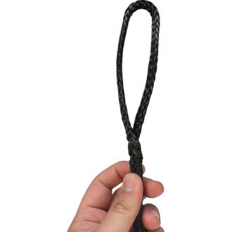 Bolas Feu Monkey Fist Technora, une poignée tressée noire tenue à la main, avec un design robuste et flexible.