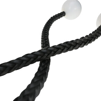 Bolas Feu Monkey Fist Technora avec des cordes noires entrecroisées et deux boules blanches à chaque extrémité, présentées en gros plan.