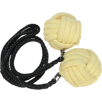 Bolas de jonglerie composées de deux boules jaunes en polyester tressé, reliées par une corde noire. Chaque boule est formée par un enroulement de corde, offrant un design attrayant et fonctionnel pour la jonglerie.