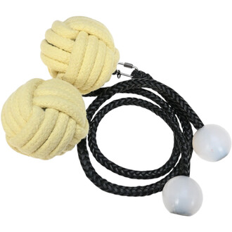 Bolas de feu avec deux poignées en corde jaune et des poids en silicone blanc, reliées par des cordes noires tressées.