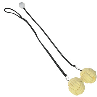 Bolas de jonglerie avec deux balles en Technora de couleur jaune, reliées par des cordes noires. Elles sont munies d'une poignée blanche en haut pour une manipulation facile.