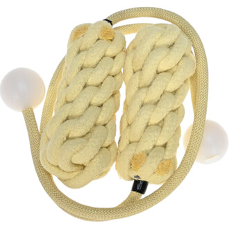 Bolas de jonglerie avec deux têtes en tissu jaune tressé, reliées par une corde. Chaque tête est ornée d'une sphère blanche. Les bolas sont conçues pour des performances de jonglerie incluant des effets de feu.