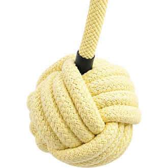 Detalhe de uma Bola Feu Nova feita de corda natural bege, trançada e com nós, com um conector preto no meio.