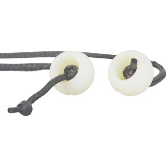 Bolas Feu TechPro de Firetoys, composées de deux perles blanches en matériau résistant, fixées sur une corde noire tressée. Chaque perle possède un trou central permettant le passage de la corde. Design spécialement conçu pour la jonglerie avec des effets