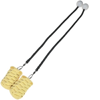 Bolas Feu Twista avec des têtes en tissu jaune tressé et deux cordes noires en Kevlar. Les extrémités des cordes sont terminées par des perles blanches.