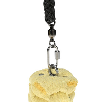 Bolas de feu Twista avec un cordon en Kevlar noir, montrant la partie supérieure métallique attachée à un cordon tressé, ainsi qu'un corps en tissu jaune avec des détails visibles et une attache en métal.