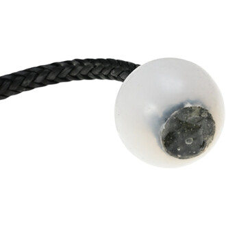 Bolas Feu Twista avec tige en Kevlar noir, montrant un détail de la boule en matériau transparent avec un fond sombre, attachée à une corde tressée noire.