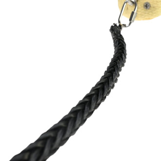 Tether en Kevlar noir, montrant une tresse robuste et résistante, reliant une boule d'un matériel flammé.