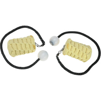 Bolas de feu Twista avec cordons en Kevlar noir. Les bolas sont composées de deux poignées en matériau tissé de couleur beige et de perles blanches connectées par une corde noire tressée.