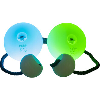 Bolas LED Echo Orbit bleu et vert allumées, reliées par une corde tressée sombre, vue en gros plan sur fond blanc.