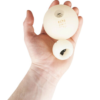 Bola LED Echo Orbit blanche tenue dans la main, boule translucide lumineuse reliée à une petite boule par une corde, fond blanc.