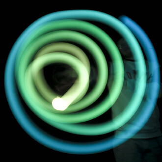 Spirales lumineuses LED bleues et vertes enroulées sur fond noir, image de Bolas LED Echo Orbit – 20 fonctions.