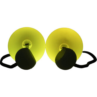 Gros plan sur deux bolas LED jaunes avec lumières à l’intérieur et cordons noirs visibles.