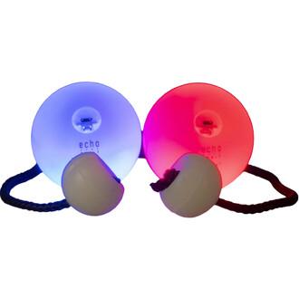 Deux bolas LED Echo Orbit allumées, en bleu et en rouge, reliées par des cordons torsadés, faces translucides avec le logo « echo orbit ».