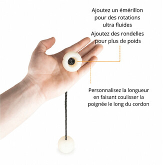 Bolas LED Echo Orbit tenue dans une main, corde noire avec perle blanche au bout; démonstration de l’ajustement de la longueur et de l’ajout d’un émerillon pour des rotations fluides.