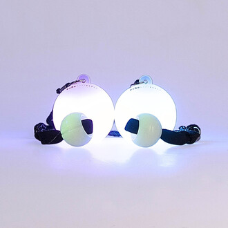 Bolas LED Echo Orbit - Firetoys, montrant deux bolas lumineuses blanches avec des poignées noires. Chaque bola présente un design sphérique et émet une douce lumière LED, accentuant leur attrait visuel.