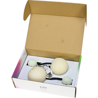 Boîte ouvrante contenant des bolas LED Echo Orbit de Firetoys, avec deux bolas de couleur claire, un câble de recharge USB et une poignée noire, présentés à l'intérieur d'un emballage en carton.